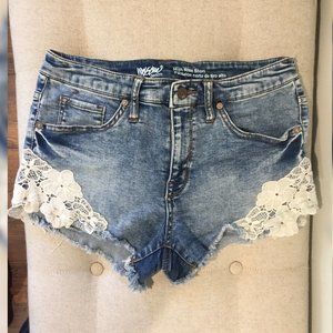 Denim short shorts with crochet applique